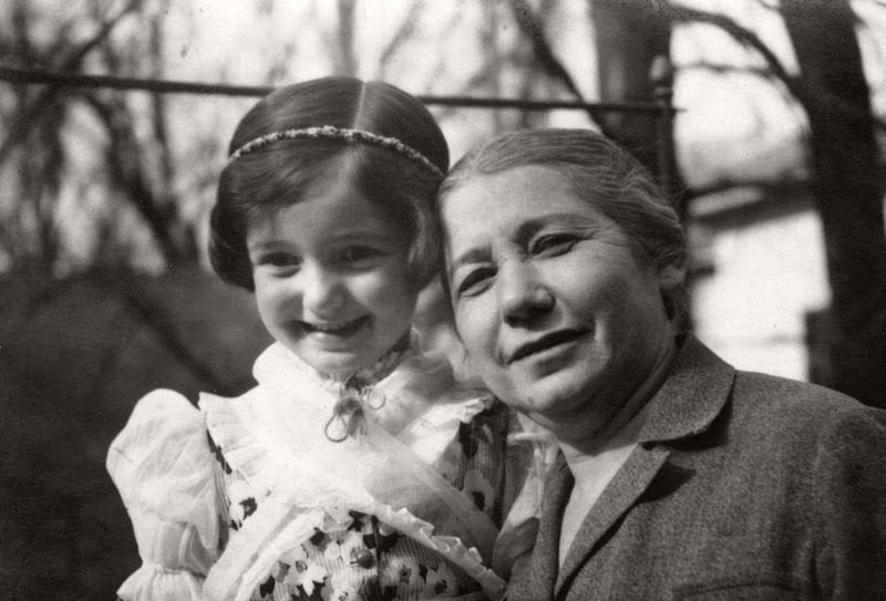 תצלומים של משפחת שטראוס לפני המלחמה. ברבים מן התצלומים מופיעה הילדה סוזי שטראוס