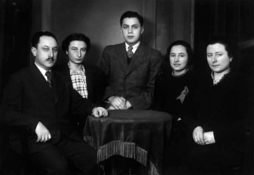 La familia Hellmann, Brno, Checoslovaquia, 1939. De izq. a der.: Avraham, Lilly, Max, Edith y Charlotte