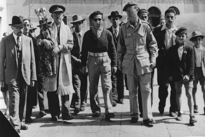 רב הגדוד השני של הבריגדה היהודית (חי&quot;ל) בעת חנוכה מחודשת של בית הכנסת בוונציה שבאיטליה, 1945