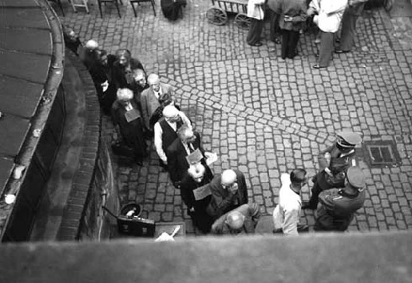 Preparativos para la deportación de los judíos de Wiesbaden y los alrededores. Judíos haciendo cola en el patio de la sinagoga de Friedrichstrasse a la espera de ser registrados.