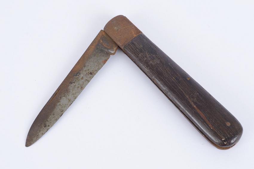 Pocketknife that Rivka Mincberg received in Auschwitz from Roshke Spinner, with instructions that if she is sent to the gas chambers Rivka should stab a Nazi officer before she goes to her death
