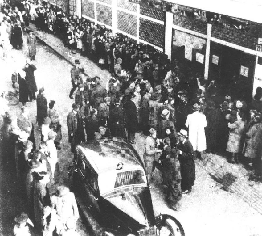 Будапешт, Венгрия, 1944 г., евреи стоят в очереди в швейцарское консульство, где они надеются получить «защитные письма»
