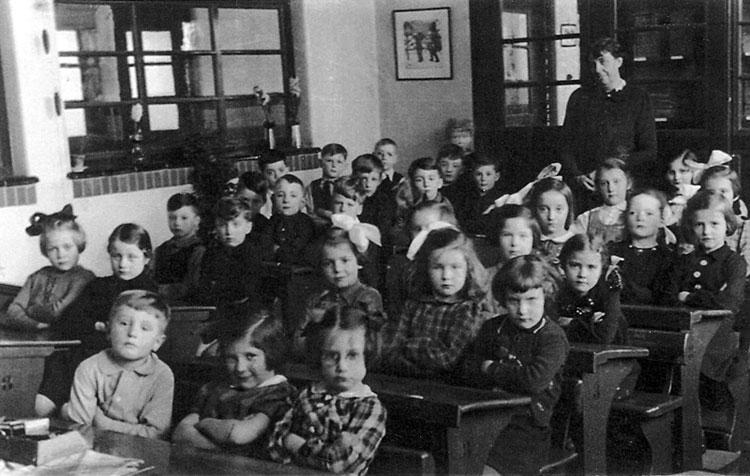 Lieneke en la escuela antes de la guerra