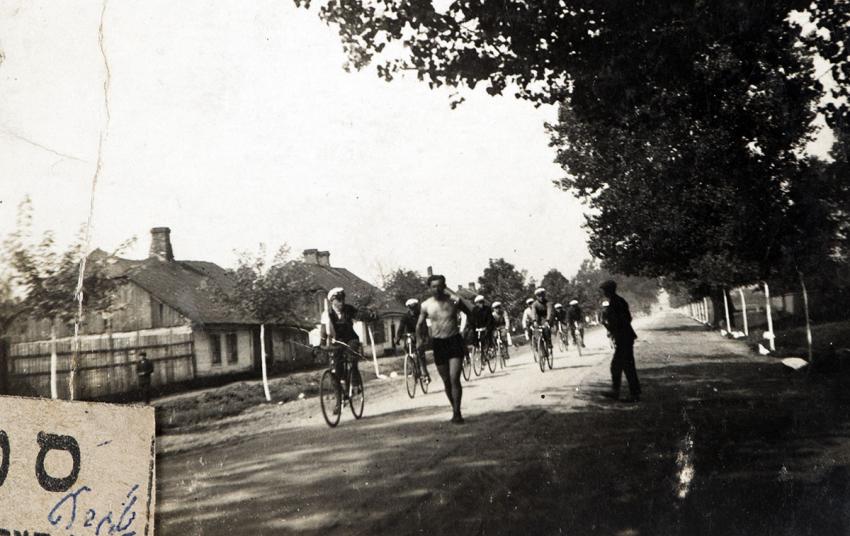 Moshe Cukierman, captain of the Bar Kochba sports club cycling team, Lodz, leading a group of cyclists who cycled 240 km from Lodz to Warsaw and back for a competition held in Warsaw