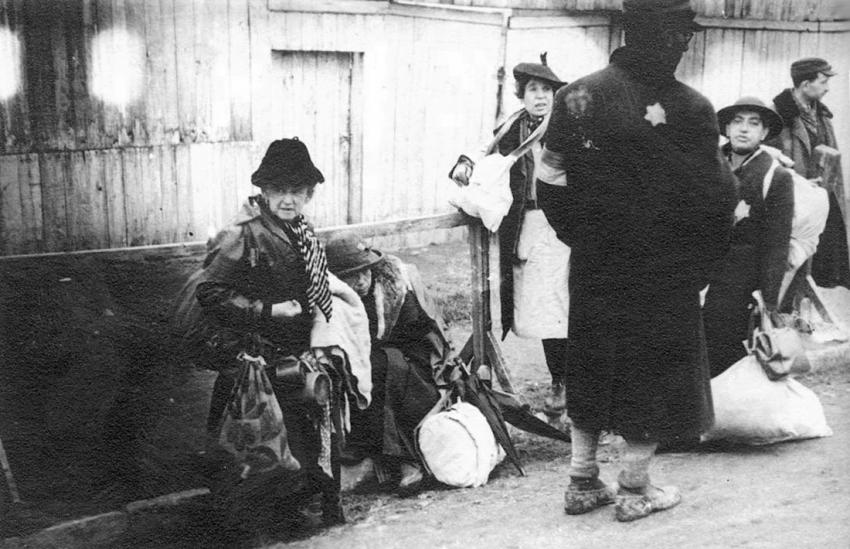 יהודים ברחוב בגטו לודז' לפני גירושם לאושוויץ-בירקנאו. אוגוסט 1944