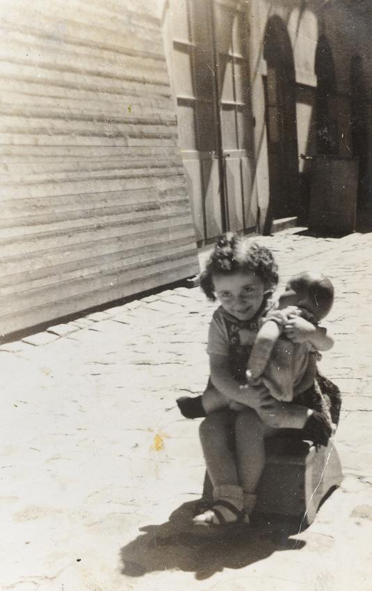 פאולין פלצמן בחצר ביתה בפריס, 1943