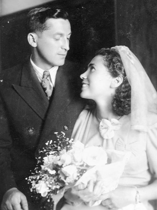 אנה שטיינבוק ואיציק גלס ביום חתונתם. צ'רנוביץ, רומניה, יולי 1940
