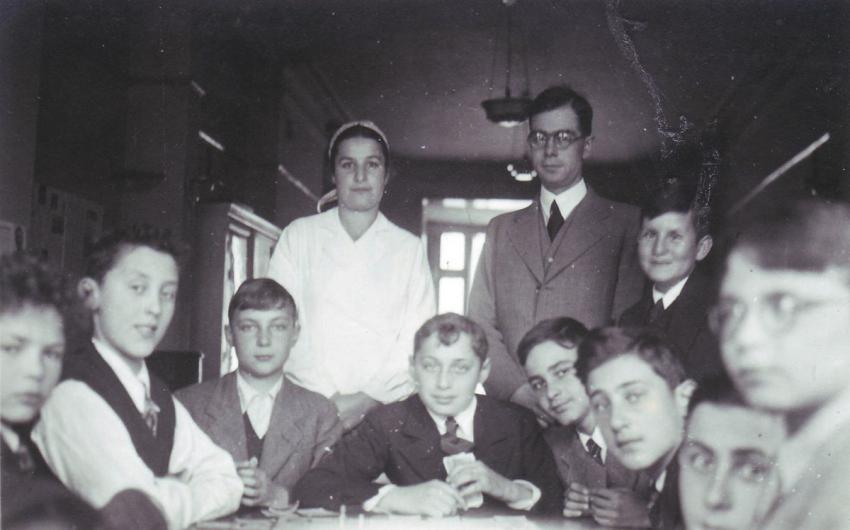Fritz Penas (später Frederick Marchand) und seine Mitschüler am jüdischen Realgymnasium „Jawne&quot; in Köln, zusammen mit ihrem Lehrer Dr. Seligsohn und dessen Frau in der Herberge, in der sie 1939 in London untergebracht waren.