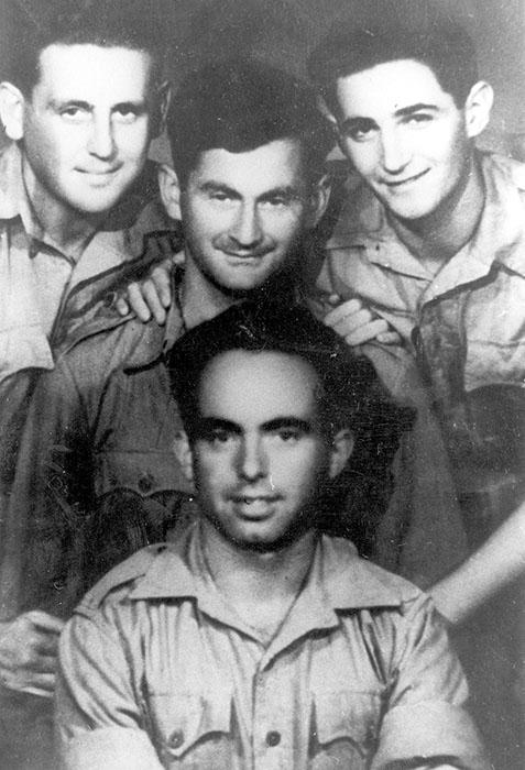 Trois des parachutistes du Yishouv originaires du kibboutz Maagan : Peretz Goldstein, Yoel Palgi et Yona Rosen.