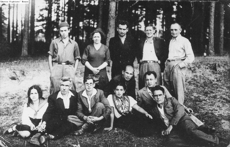 Actors from the puppet theatre Maydim from Vilna who performed in the city of Podbrodz in 1938. The actors were photographed together with members of the Ajgelcin family. 