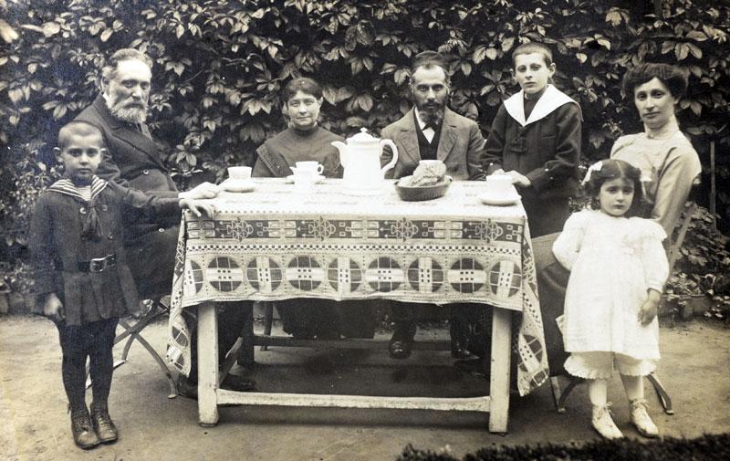 The Pines family on holiday in Germany. (From right) Gita, Haya, Arieh Leib, Yitzhak Eliyahu, Feige (the grandmother, Yitzhak Eliyahu's mother), unknown, Israel