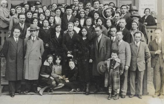 תצלום של יהודי צ'חוצי'נק שהופיע בכתבה בעיתון, בו זיהתה אלה את אביה חיים- לייב (מסומן בעיגול)