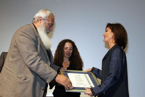 Director General of Yad Vashem Nathan Eitan presents the 2007 Avner Shalev Award to filmmaker Michèle Ohayon for her film Steal a Pencil for Me (In between then: Liat Benhabib)