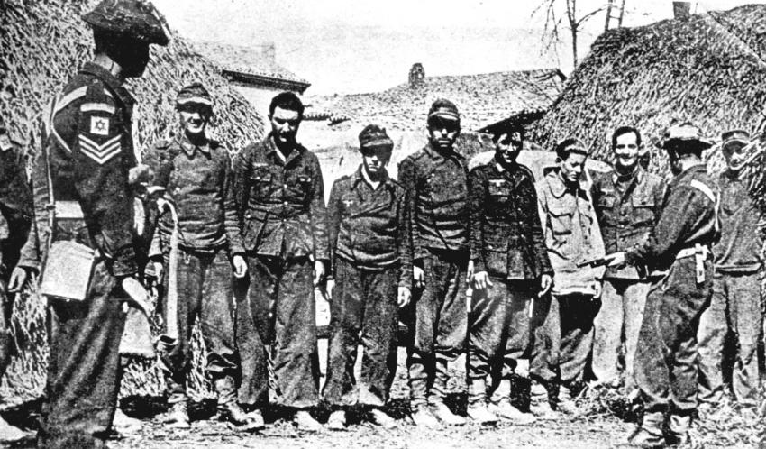 חיילי הבריגדה שומרים על שבויים גרמנים באיטליה, אפריל 1945