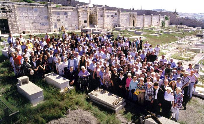 Überlebende, von Schindler geretten, und deren Familien in der Nähe von Schindlers Grab während der Aufnahmen zu Spielbergs „Schindlers Liste&quot;, Jerusalem