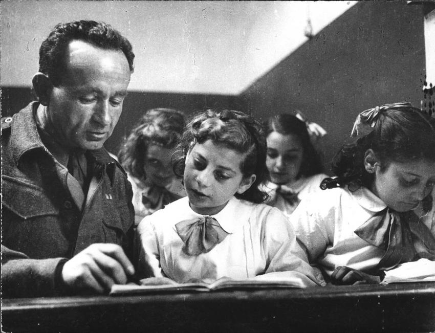 איטליה, אנשי הבריגדה היהודית מלמדים עברית בבית הספר היהודי במחנה לאחר המלחמה