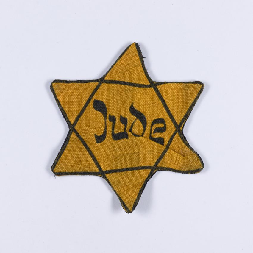 אות קלון וזיהוי (טלאי צהוב) שיהודי גרמניה חויבו להצמיד לבגדם בפקודת השלטונות הגרמניים.