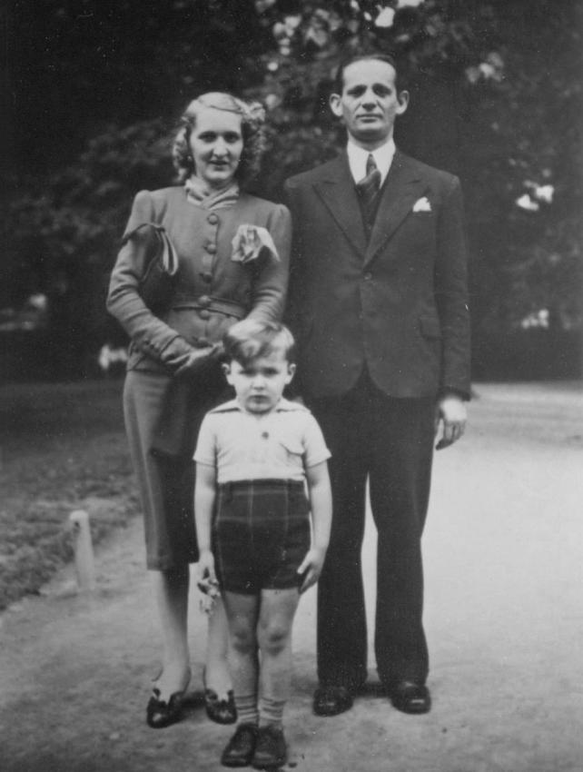 Fred Bild, de cuatro años, junto a sus padres, Amberes