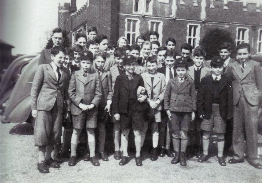 Fritz Penas (später Frederick Marchand) und seine Mitschüler vom jüdischen Realgymnasium „Jawne&quot; in Köln bei einem Ausflug zum Schloss Hampton Court, London, 1939.