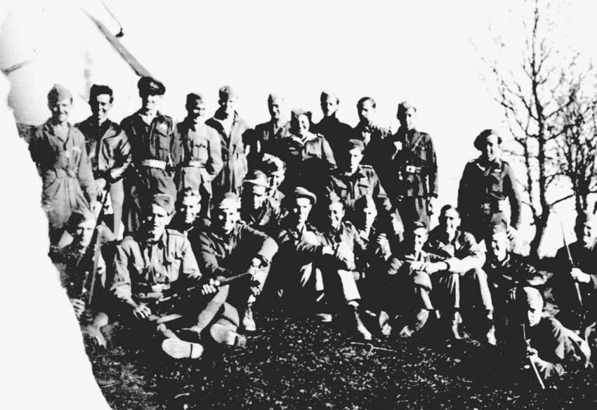 Hanna Szenes (de pie, centro superior) con los paracaidistas de Yishuv y un grupo de partisanos yugoslavos. Yugoslavia, primavera de 1944. Fila superior, 3º desde la izq: Reuven Dafni, paracaidista de Yishuv.