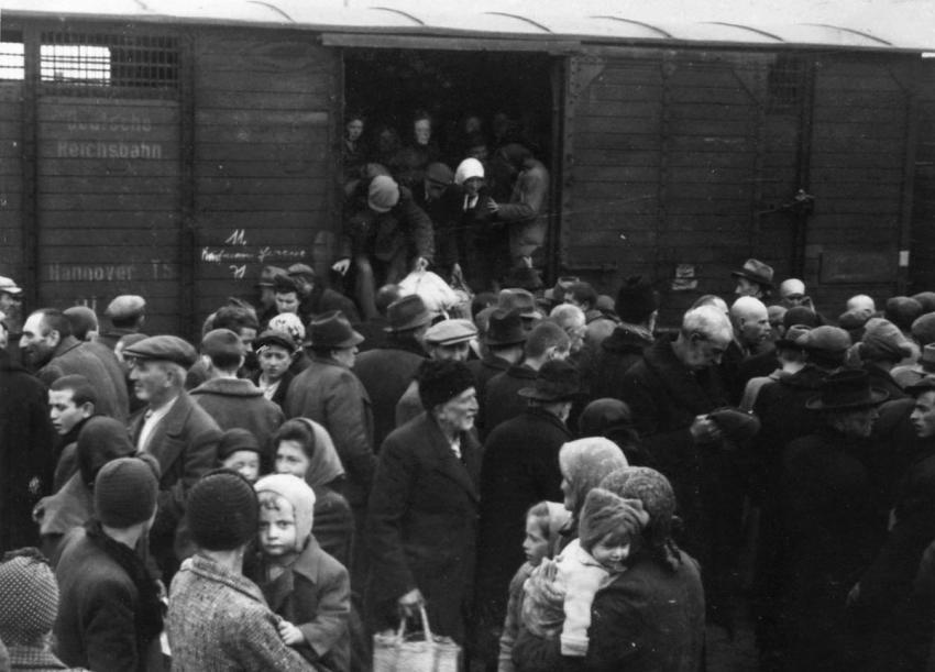 Photo n°10 : Les wagons de train n'avaient pas de marchepied et les Juifs âgés devaient se faire aider pour descendre. Sur le côté du wagon, on peut lire l'inscription en allemand « Deutsche Reichsbahn » (société de chemin de fer allemande).