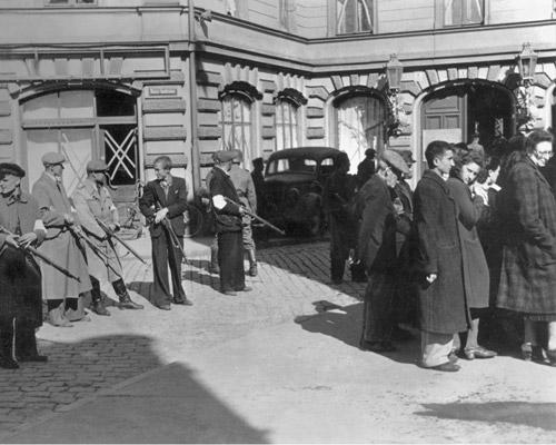 Местная милиция арестовывает евреев. Лиепая, Латвия. Лето, 1941