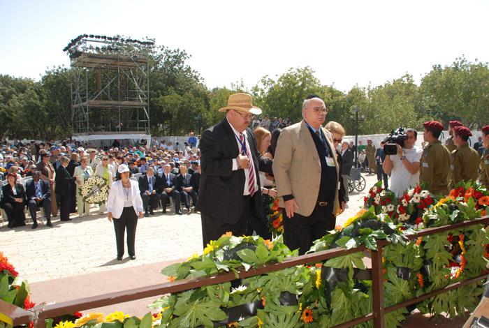Jaime Meir Strasberg durante la ceremonia de colocación de coronas en Yom Hashoá