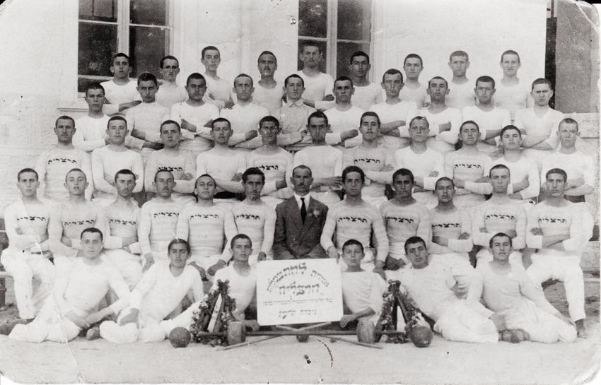 גימנסיה הרצליה, קבוצת התעמלות, תשע&quot;ג (1912-13). יהושע ליפשיץ בשורה שניה מקדימה, ראשון משמאל