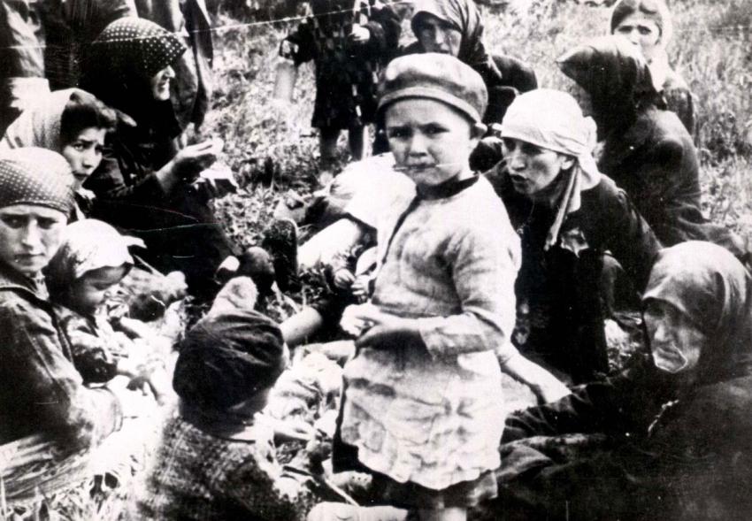 יהודים שעברו סלקציה במחנה אושוויץ-בירקנאו והוגדרו כ"לא כשירים לעבודה" ממתינים בחורשה בתוך המחנה לפני רציחתם, 27 במאי 1944