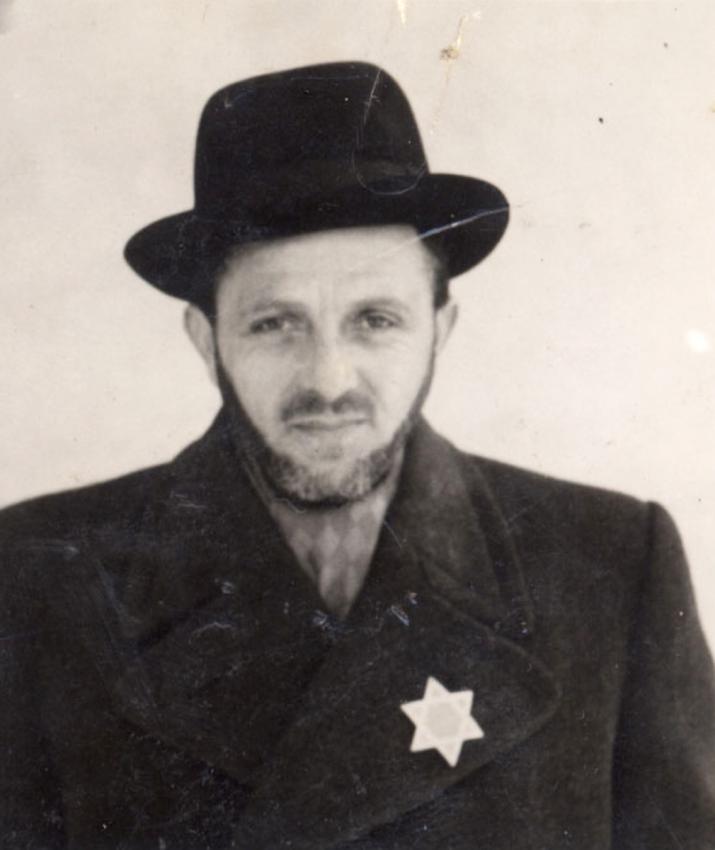 יהודי בסלובקיה נושא טלאי צהוב לסימון יהודים על בגדו