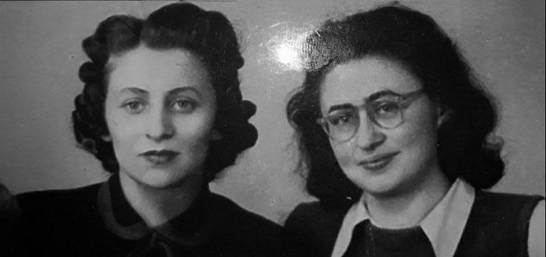 ציפורה גרוס (מימין) ואחותה מרים לפני המלחמה