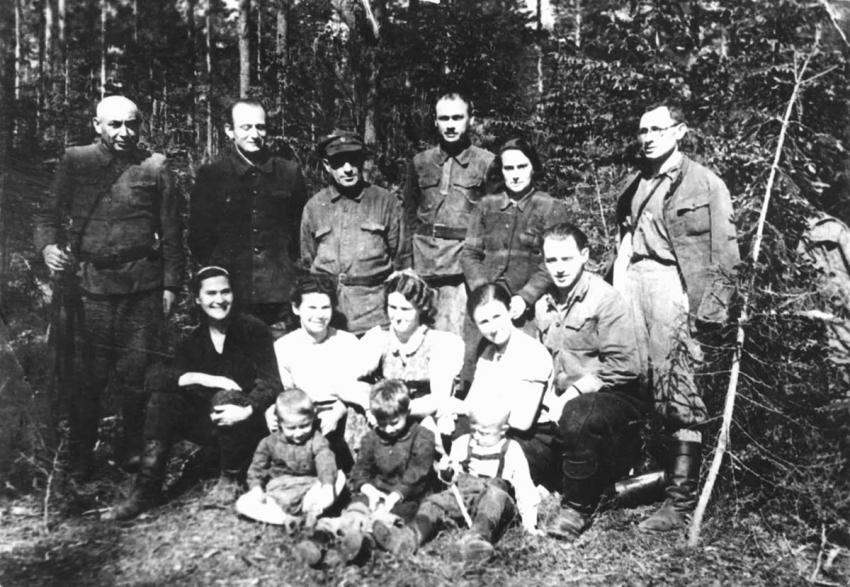 Евреи в семейном лагере братьев Бельских в Налибокской пуще. Май, 1944