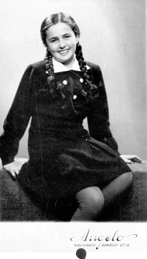 אווה היימן בגיל 13, חודשים ספורים לפני שנספתה בתאי גזים, 1944.