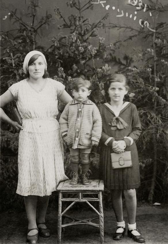 Rivka Landau, su hija Frymet y su hijo Getzel. Krynica, Polonia, 1931