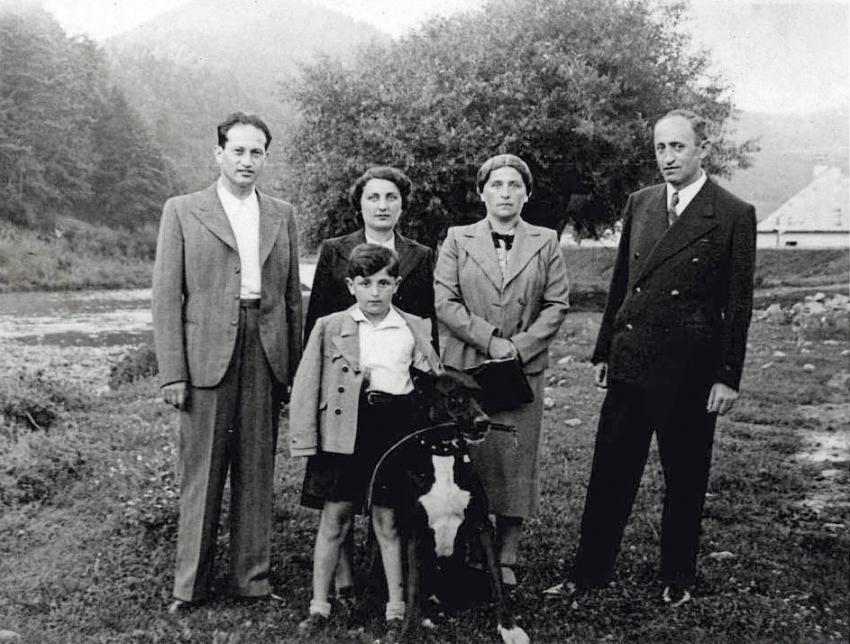 מימין: יהודה לנדאו, רעייתו רבקה, בנם גצל ואחותה של רבקה ובעלה, בלומה ואלטר שנור. פולין, לפני המלחמה