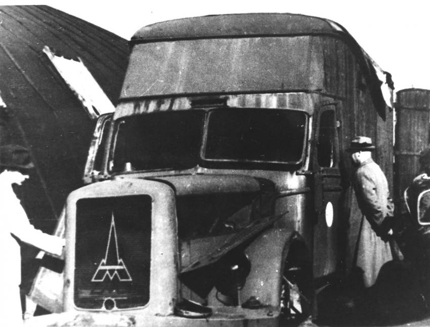 Una camioneta «Magirus» encontrada tras la guerra y sospechosa de ser una camioneta de gas utilizada para el asesinato en el campo de Chelmno. Kolo, Polonia