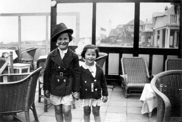 Lieneke (a la derecha) y su hermana Rachel antes de la guerra