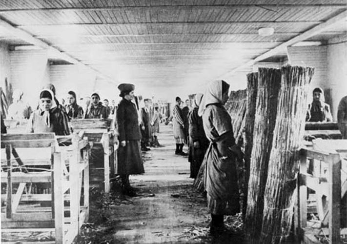 Концентрационный лагерь Равенсбрюк. Узницы работают в мастерской под надзором СС
