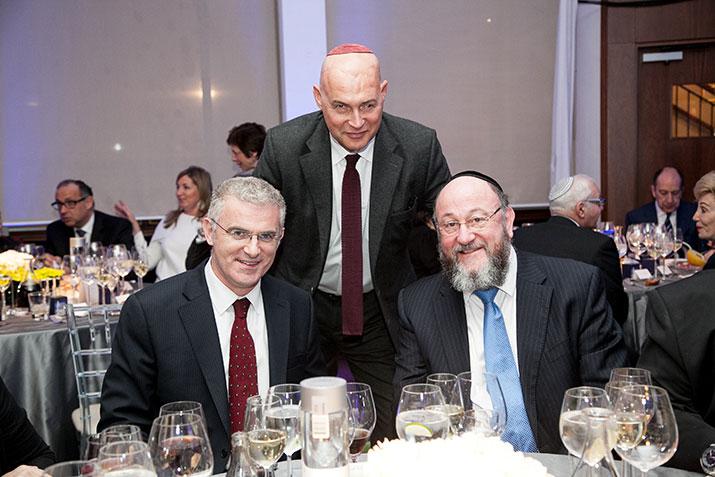 Israeli Ambassador Daniel Taub with Yad Vashem – UK Foundation Chairman Simon Bentley, and Chief Rabbi Ephraim Mirvis at the Gala Dinner