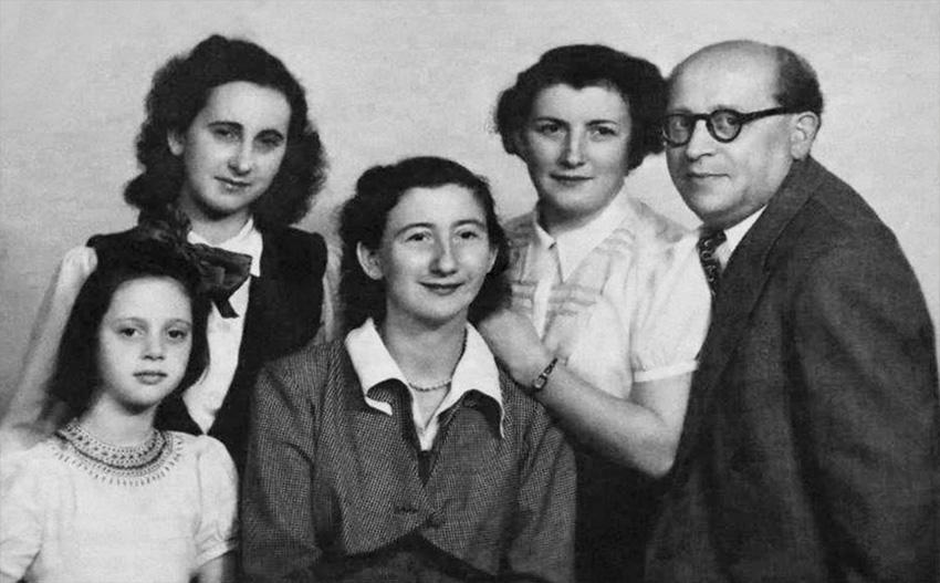 Famille Ciechanower : (de gauche à droite) Jacqueline, sa maman, Esther sœur de Cypora, Léa sœur de Cypora, Max le mari de Léa, Paris, vers 1950/51