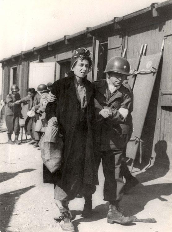 ניצולת שואה במחנה פניג, גרמניה, אפריל 1945