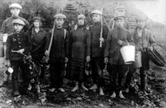 קבוצת הכשרה במיר בגמר העבודה, 1925