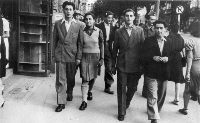Moshé Panitchev Amiel con miembros del movimiento Ha-Brijá en Belgrado, Yugoslavia, diciembre de 1945