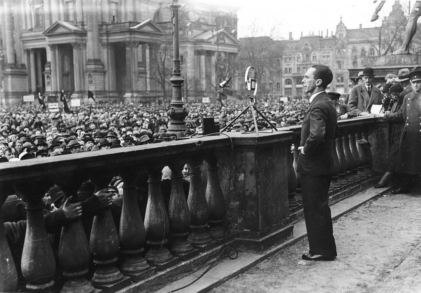 Berlín, Alemania, Joseph Goebbels anunciando un boicot económico contra los judíos