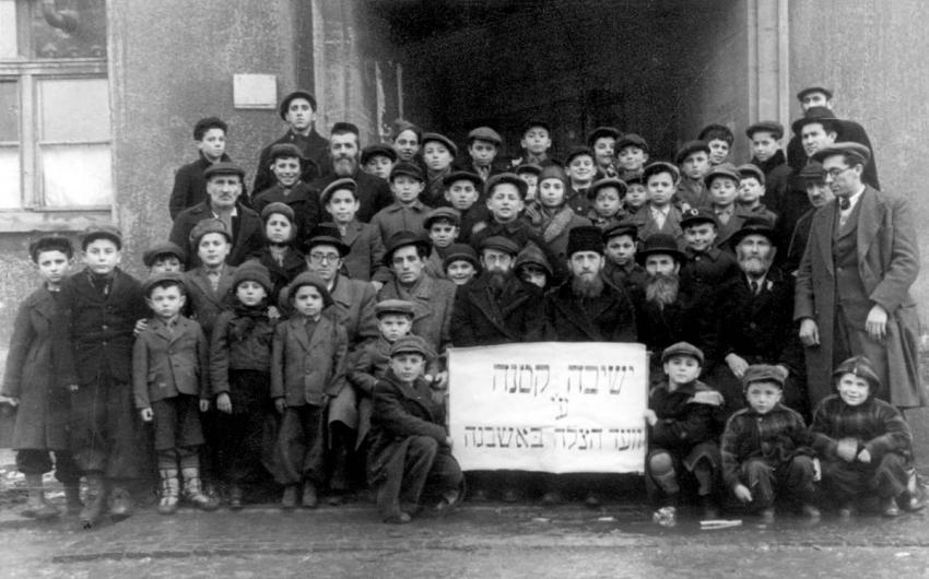 תלמידי ישיבה במחנה העקורים אשווגה בגרמניה. הישיבה הוקמה בסיוע ועד ההצלה של הסוכנות היהודית.