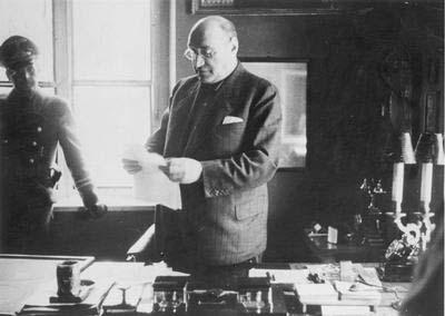 犹太居民委员会领袖亚当·切尔尼亚科夫与一名德国军官在他的办公室内，波兰华沙