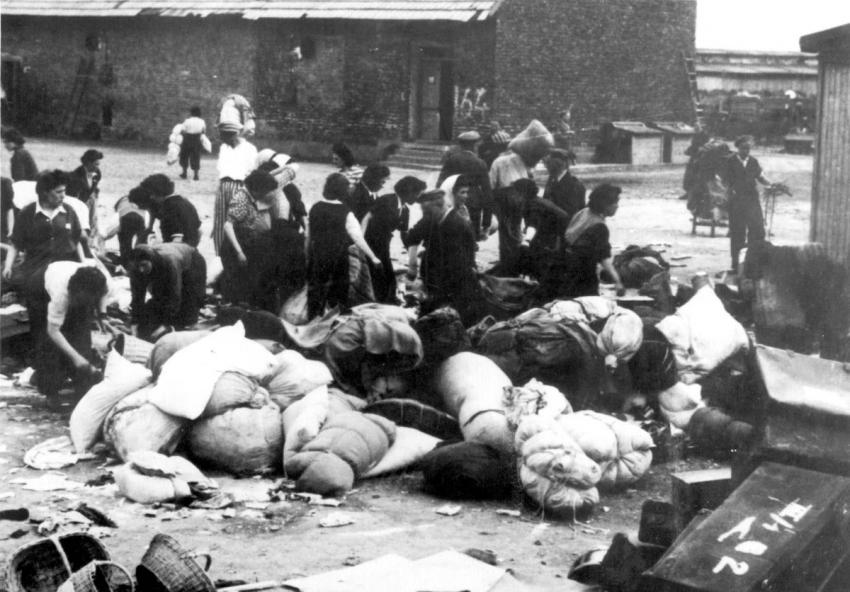 Sortieren von persönlichem Eigentum der gerade in Auschwitz Angekommenen in einem speziellen Bereich des Lagers, bekannt als „Kanada“. 