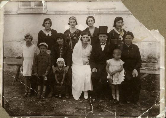 חתונתם של בת שבע רוזובסקי מאיישישוק והרב דוד זלמנוביץ מאיליה. איישישוק, פולין, 17 ביוני 1932.