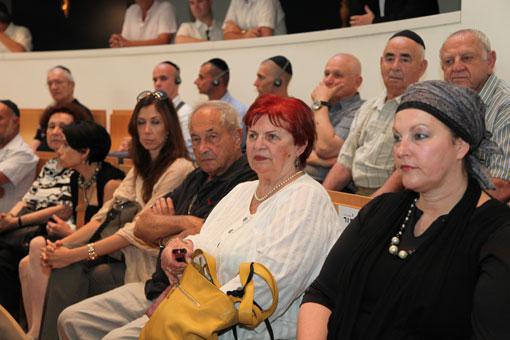 Guests at the Synagogue of Yad Vashem during the tribute ceremony in honor of Avraham Harshalom