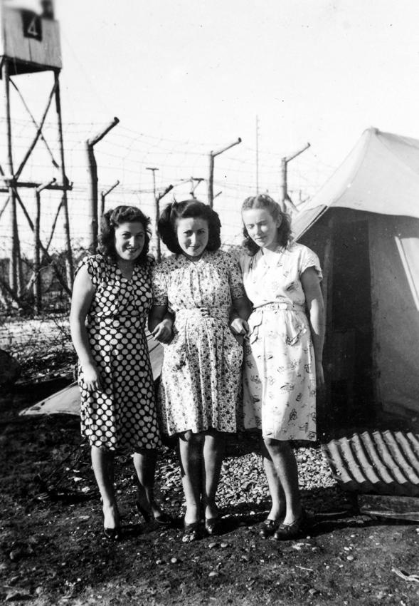 חנה טירס, מימין, וחברותיה במחנה מעצר בקפריסין, 1947